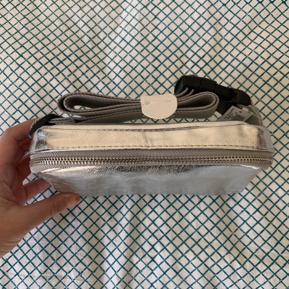 GAP Vegan Leather Metallic Belt Bag NEW Silver - Picture 4 of 9